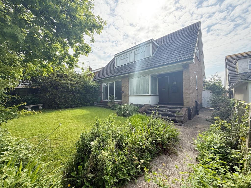 Lot: 100 - DETACHED HOUSE FOR IMPROVEMENT - Front garden with pathway leading to entrance door and side access